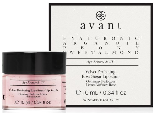 En liten burk med rosa läppskrubb bredvid sin ask, märkt som velvet perfecting rose sugar lip scrub, 10 ml.