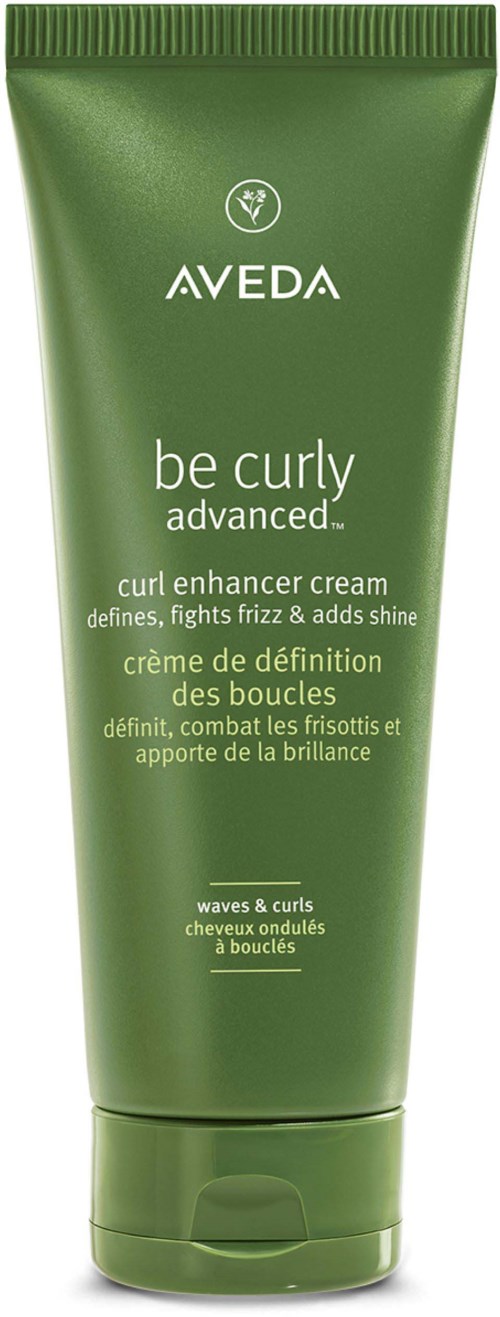 Vihreä Aveda be curly advanced curl enhancer -tuubi, joka torjuu pörröisyyttä ja lisää kiiltoa.