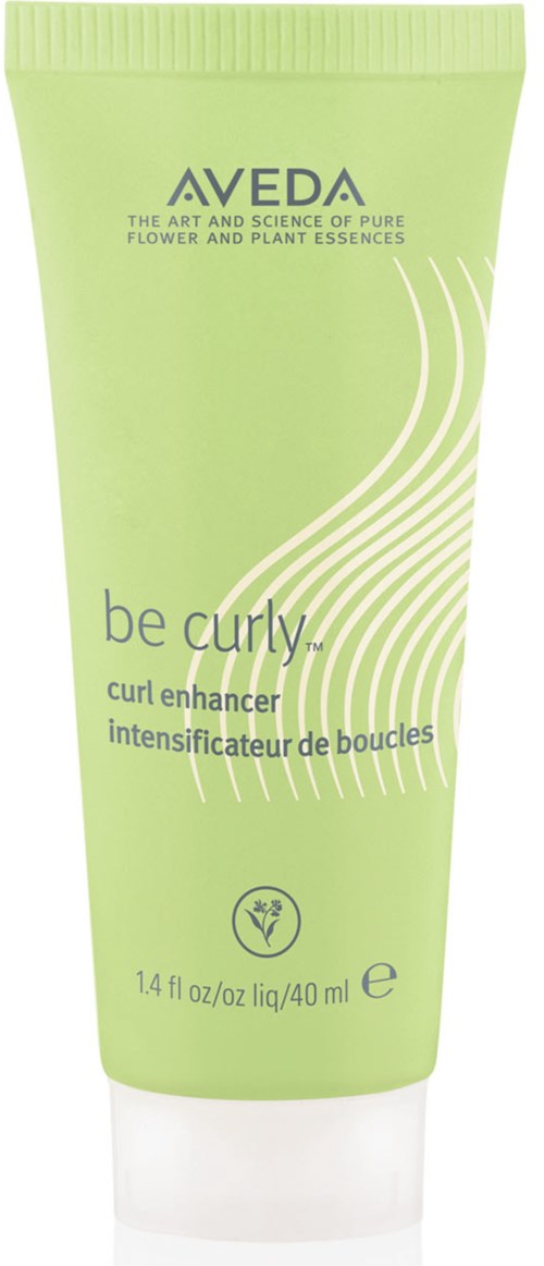 En grön tub med Aveda Be Curly Curl Enhancer för hår, med vit och lila text och vågmönster.