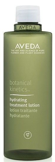 En grön flaska från Aveda Botanical Kinetics som innehåller återfuktande lotion med vit lock.