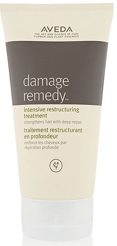 En tube med Aveda Damage Remedy-behandling for å reparere skadet hår. Etiketten sier at den styrker håret med dyp reparasjon.