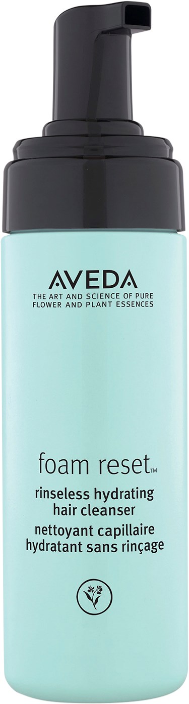 Eine hellgrüne Flasche mit schwarzem Pumpkopf, bezeichnet 'foam reset', eine feuchtigkeitsspendernde Haarwäsche ohne Ausspülen, von Aveda.