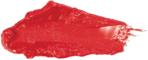 Et strek med rød leppestift og et svart-hvitt flagg i bakgrunnen.
