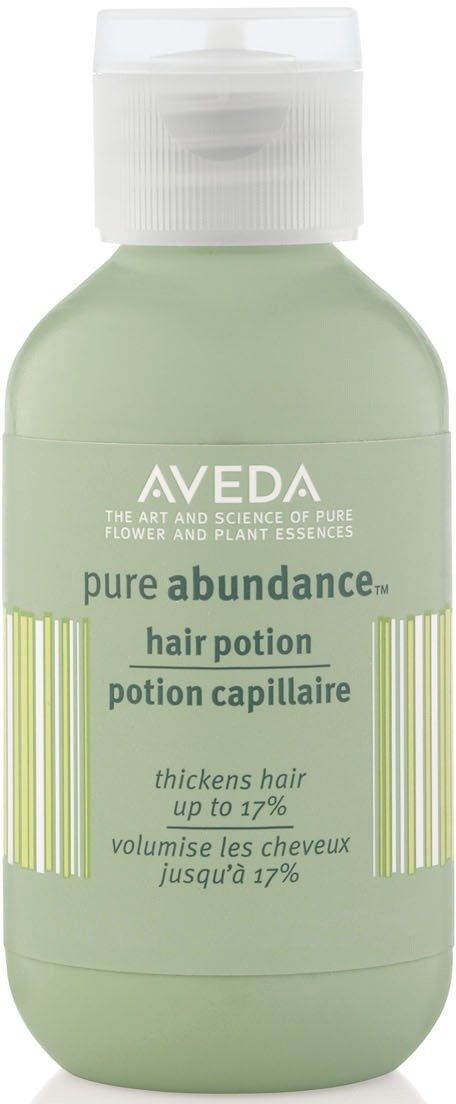 Eine grüne Flasche AVEDA Haarpotion, die das Haar bis zu 17 % verdickt.