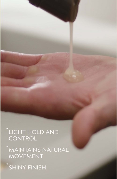 Hånd der holder en lille mængde hudplejeprodukt, med tekst om produktfordele: let greb, naturlig bevægelse, blank finish.