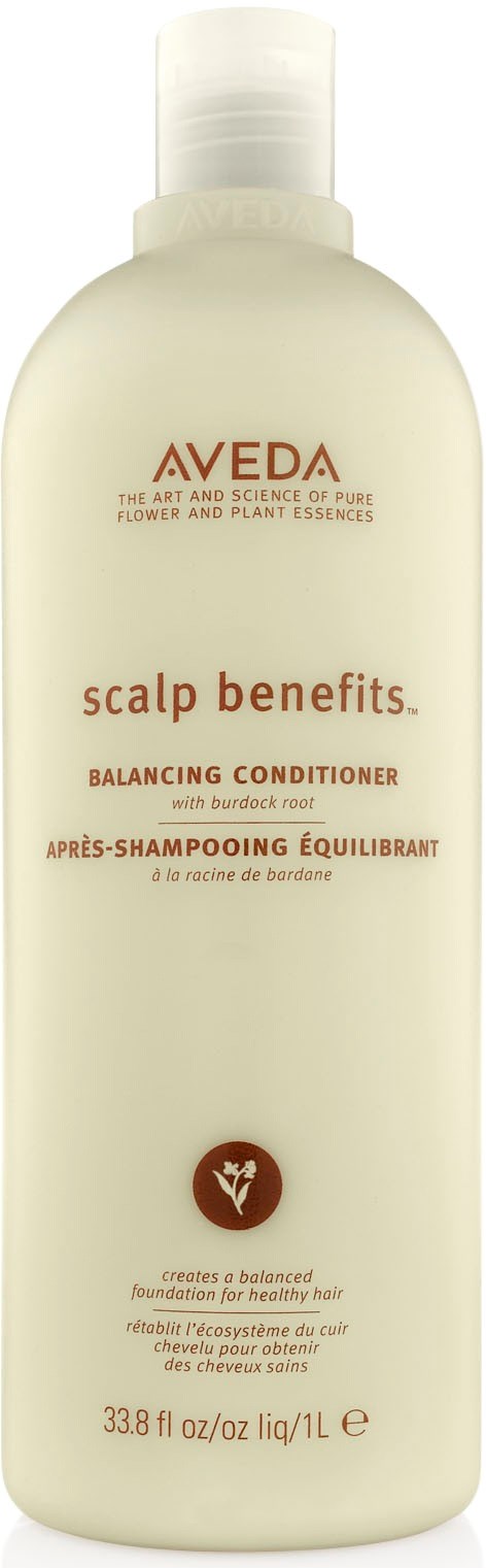 En hvit flaske med rød tekst, merket "Aveda scalp benefits balancing conditioner," og en liten logo nær bunnen.