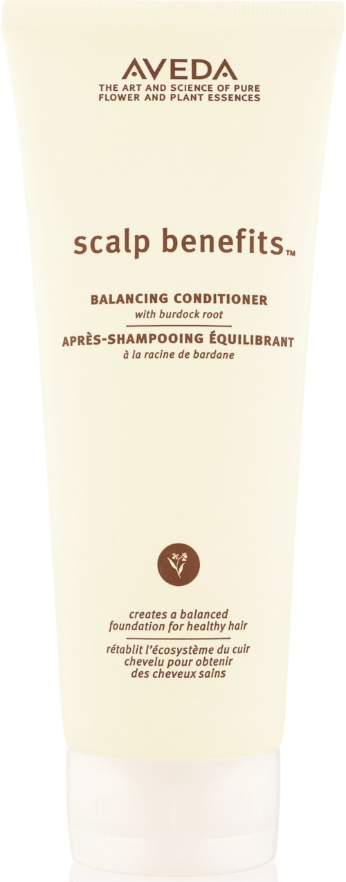 En hvit flaske med brunt tekst og en liten logo, merket som hodebunnsfordeler balansebalsam av Aveda.