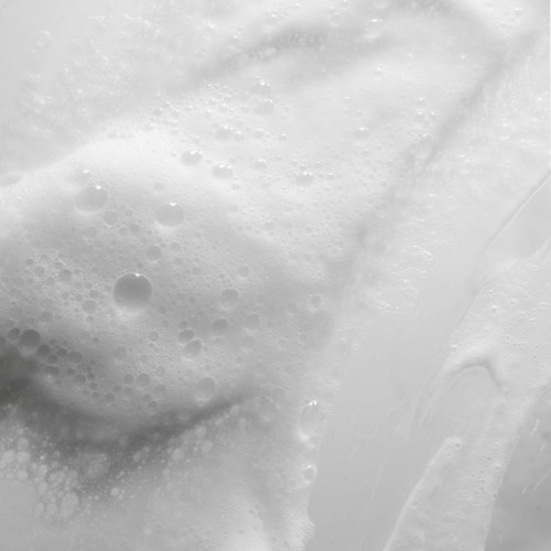Vaahdottavia kuplia nesteessä mustavalkoisessa. Tekstuuri ja vaahtomainen ulkonäkö. Ei muita näkyviä esineitä.