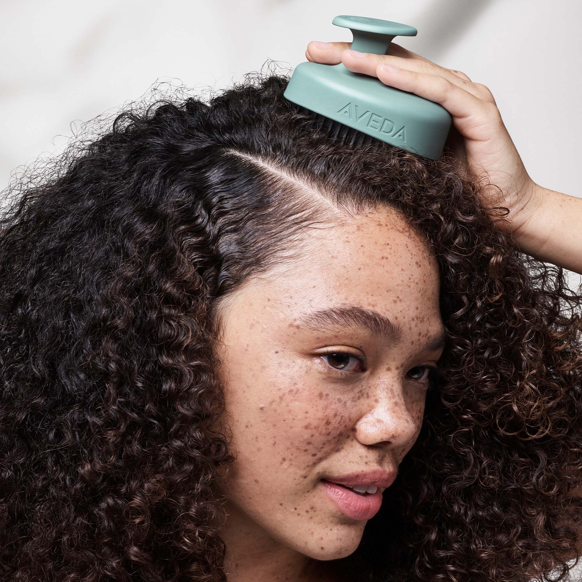 AVEDA Scalp Solutions Stimulating Scalp Massager (obrázok 3)