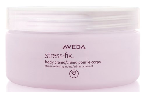 Ett mjukt rosa kroppskräm fylls med stressavlastning från AVEDA, märkt som stress-fix, med en enkel, lugnande design.