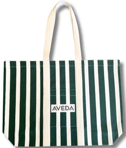 Eine grün-weiß gestreifte Tasche mit Griffen und Logo in der Mitte.