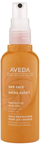 En liten sprayflaska märkt Aveda Sun Care, orange och vit, för att skydda håret mot solskador.