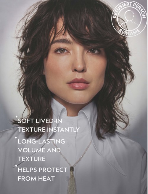 Een vrouw met golvend donker haar en natuurlijke make-up draagt een wit shirt. Er is tekst over haarverzorgingsvoordelen.