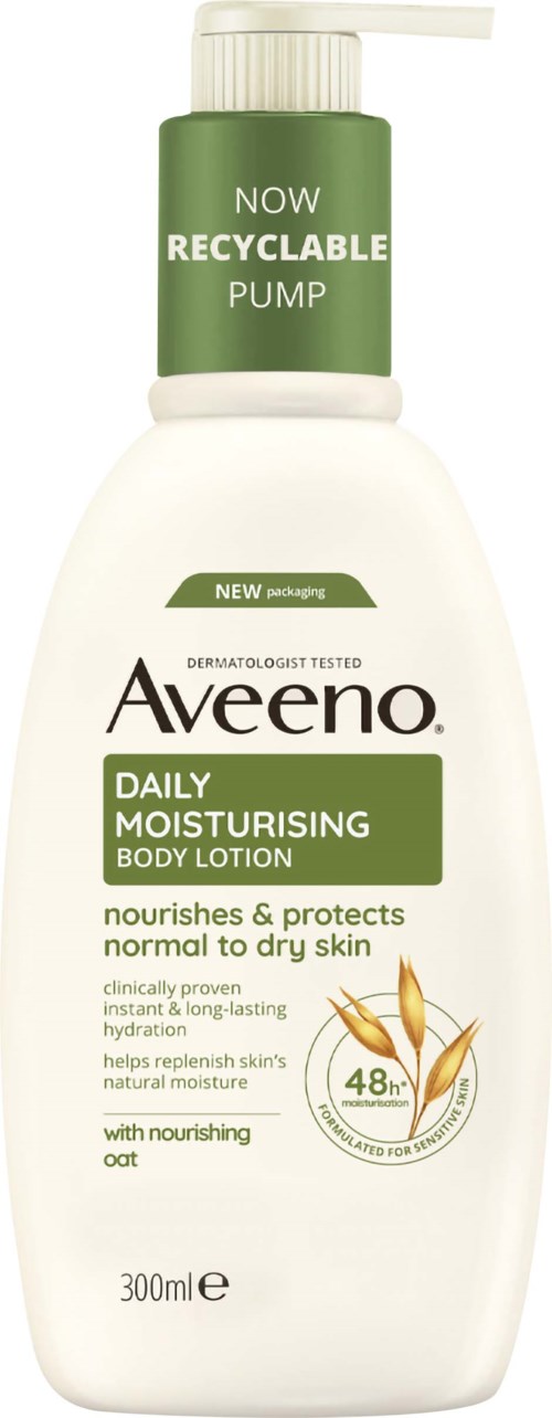 En vit flaska med grön pump märkt Aveeno Daily Moisturising Body Lotion, avsedd för torr hud, med naturliga havre.