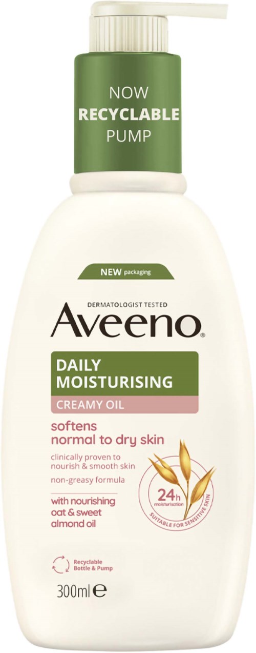 En flaska Aveeno daglig återfuktande krämig olja med pump, som framhäver att den är återvinningsbar och innehåller mandelolja.