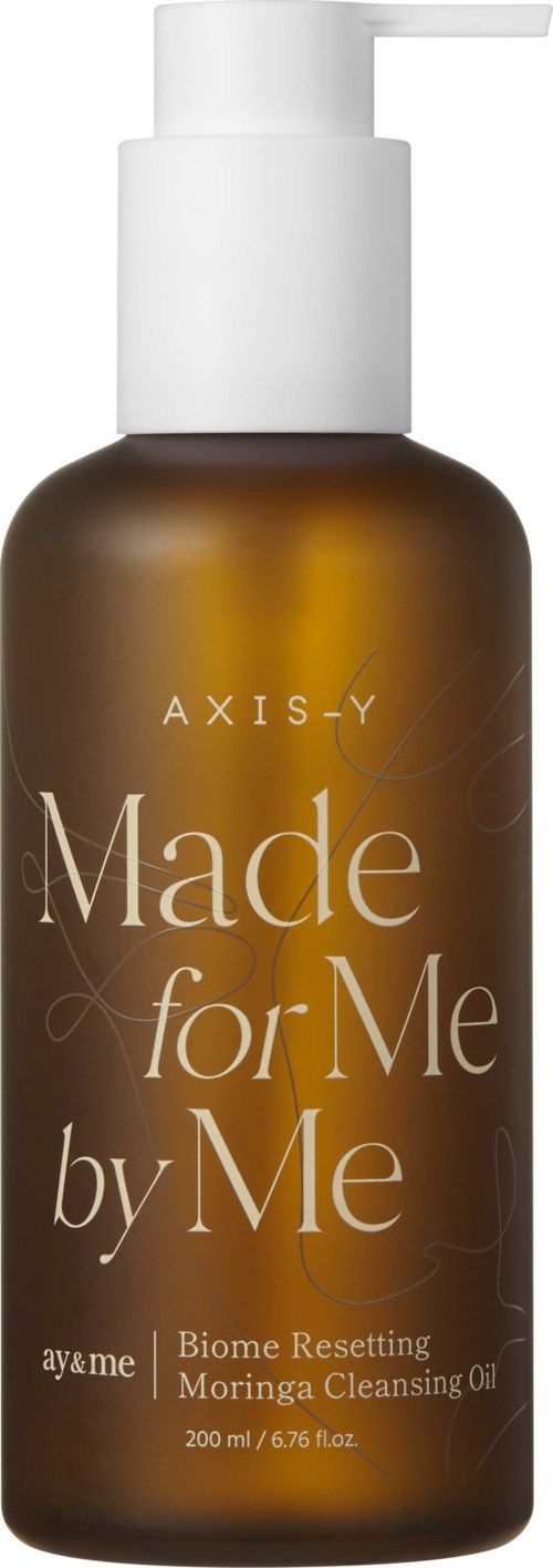 Brun flaska med vit pump och etikett med texten "Made for Me by Me" och information om en rengöringsolja.