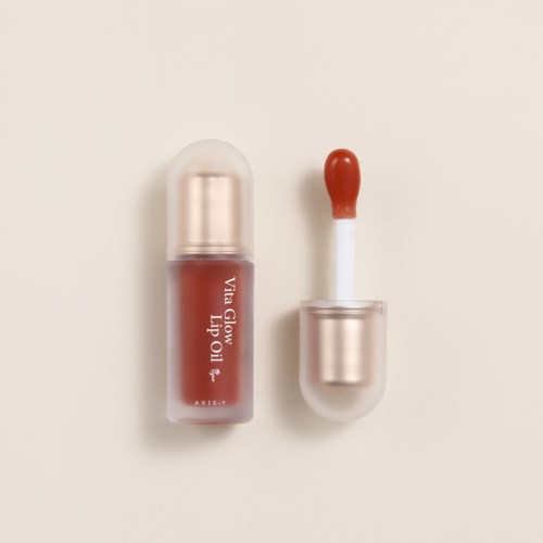 Lipgloss i liten tube med rød applikator. Enkel, ren bakgrunn med minimalistisk design.
