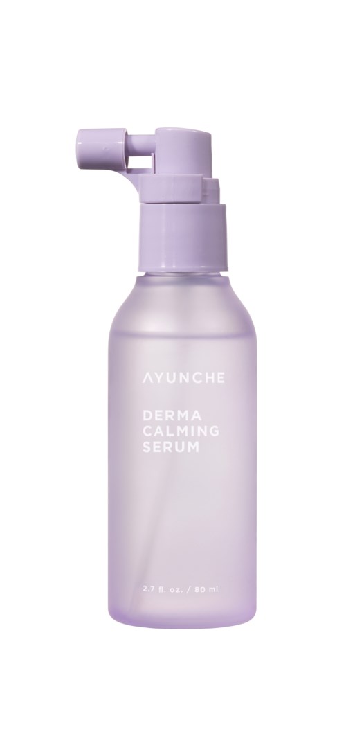 Fioletowa butelka z rozpylaczem, oznaczona 'AYUNGE Derma Calming Serum'.