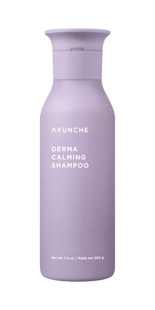 Jasnofioletowa butelka szamponu z napisem "AYUNCHE DERMA CALMING SHAMPOO".