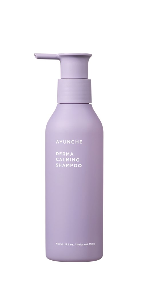 Jasnofioletowa butelka z pompką, oznakowana 'AYUNCHE DERMA CALMING SHAMPOO'.