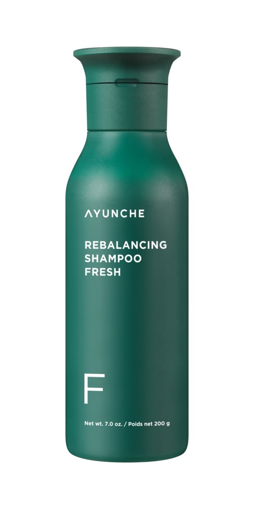 Zielona butelka z szamponem Ayunche Rebalancing Shampoo Fresh, prosty design i biały tekst.
