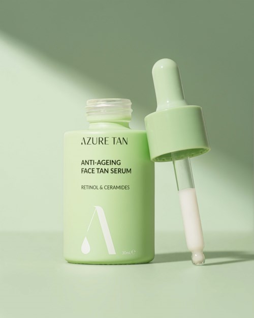 Vaalean vihreä pullo, jossa lukee 'Azure Tan Anti-Ageing Face Tan Serum' ja pipetti.