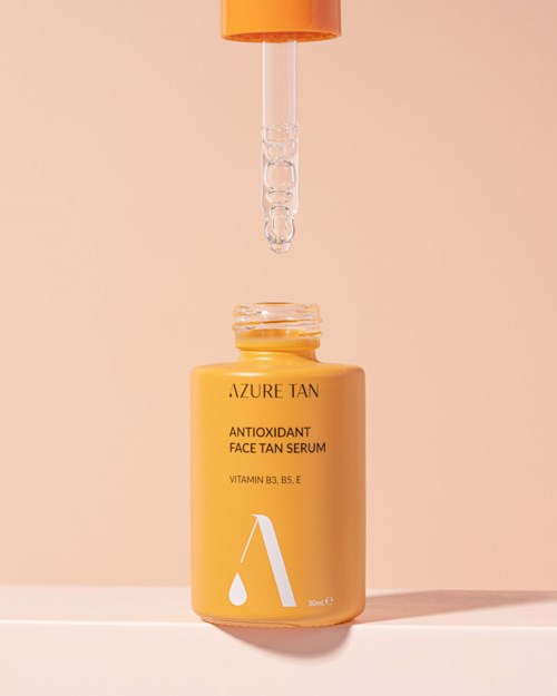 Keltainen pullo merkitty Azure Tan Antioksidant Face Tan Serum ja tiputin sen päällä. Tiputin vapauttaa seerumia.