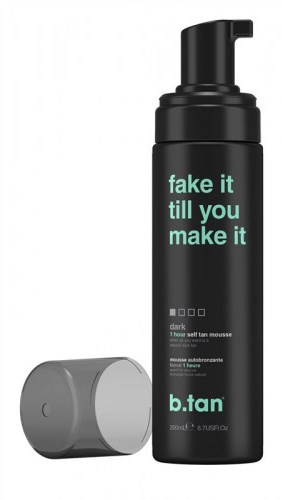 En svart självbrunmousseflaska med grå lock och gröna text, som säger "fake it till you make it."