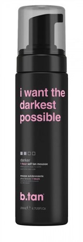 En svart flaska med pump innehåller en produkt som heter 'darkeer' med rosa text som säger, "i want the darkest possible."