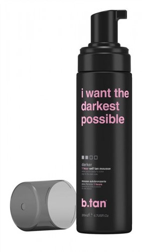 En svart flaska med rosa text säger, "i want the darkest possible". Den har ett grått lock bredvid.