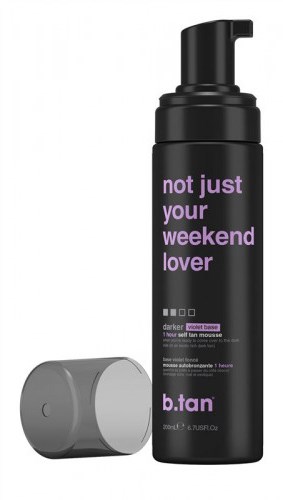 En flaska med mörkare violett mousse med pump och lock. Etiketten säger "not just your weekend lover."