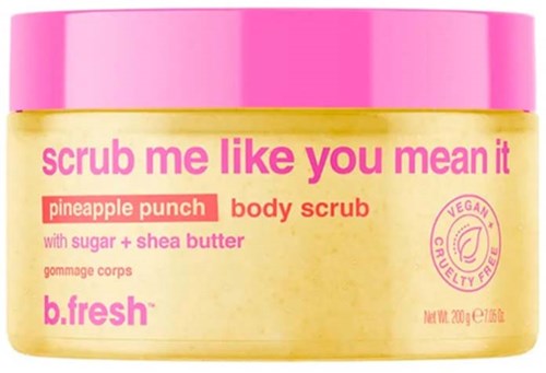 Ein Körperpeeling-Behälter mit pinkem Deckel, gelbem Körper und pink- und orange Text. Erwähnt Ananasduft und vegan sowie cruelty-free.