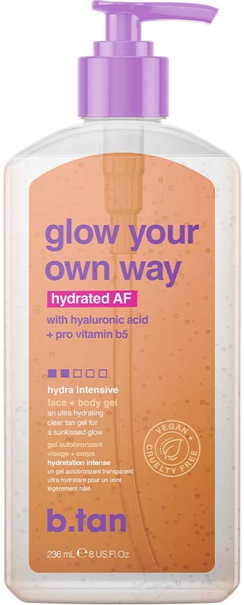 En klar flaske med rosa pumpe viser et hudpleieprodukt kalt 'glow your own way' for ansikt og kropp. Etiketten nevner hydrering og vitaminer.