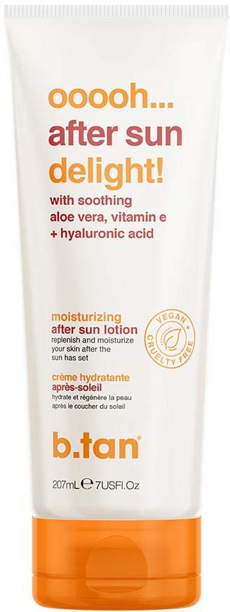 En tube med after sun-lotion med oransje og hvitt farge, nevner beroligende ingredienser og fuktighetsgivende fordeler.