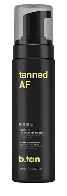 En svart flaska med pump, märkt 'tanned AF' och 'b.tan', troligen en självbruner mousse för att färga huden.