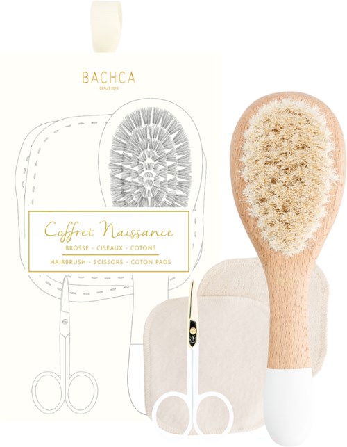 Ein Kosmetikset enthält eine Haarbürste, Scheren und Wattepads, in eleganter Verpackung.