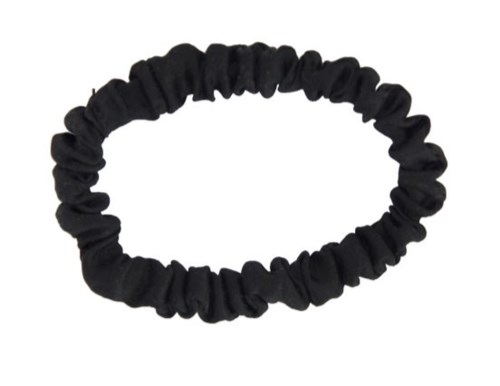 Schwarzes elastisches Haargummi in kreisförmiger Form mit geriffelter Textur.