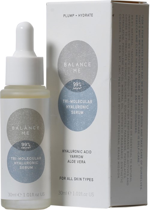 Een huidverzorgingsserumfles met pipet, gemarkeerd 'Balance Me' en 'Tri-Molecular Hyaluronic Serum,' naast een doos.