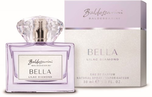 Butelka perfum z fioletowym odcieniem i diamentowym korkiem, obok białe pudełko z napisem Bella Lilac Diamond.