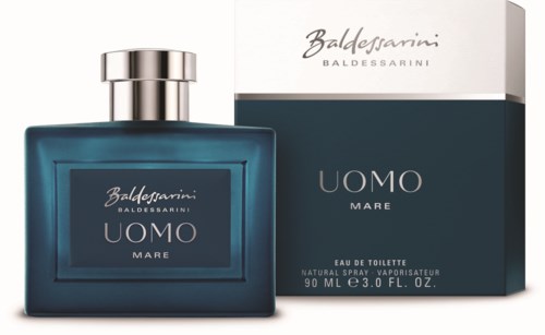 Fioletowa butelka perfum z srebrnym korkiem, obok biało-ciemnoniebieskie opakowanie, oznaczone "Baldessarini UOMO MARE."