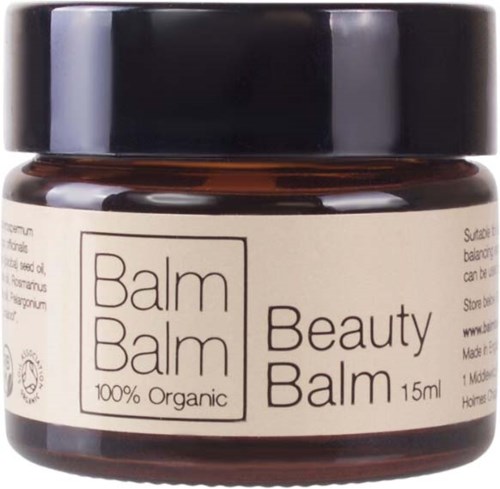 Een klein donkere pot met label "Balm Balm Beauty Balm" en 15 ml biologische huidverzorging.