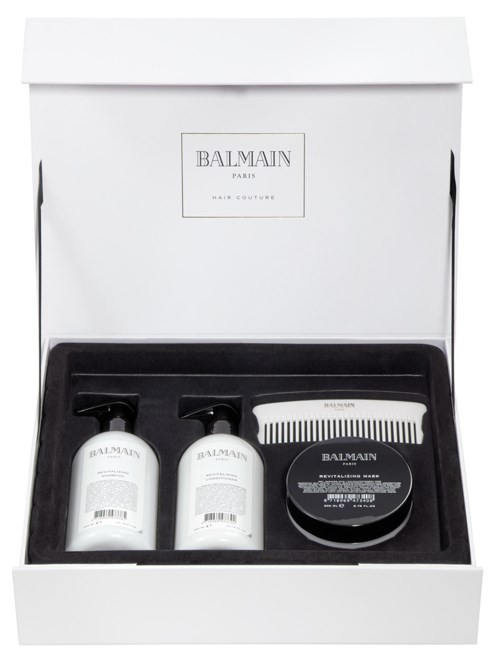 En hårpleiesett i en hvit boks med Balmain Paris-logo, inkludert sjampo, balsam og stylingkrem.