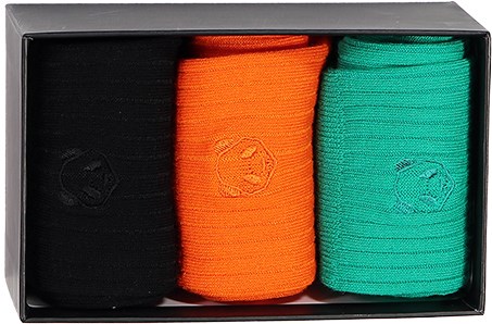 Tre vikta strumpor i svart, orange och grönt finns i en svart låda.