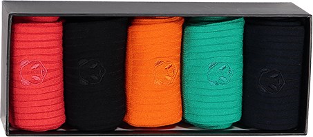 En låda med fem rullade strumpor i röda, svarta, orange, teal och mörkblå färger.