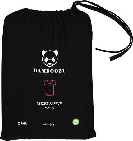 En svart väska med en björnlogga, ordet 'BAMBOOZT', en röd T-shirt-illustration och produktuppgifter inklusive storlek och miljömärke.
