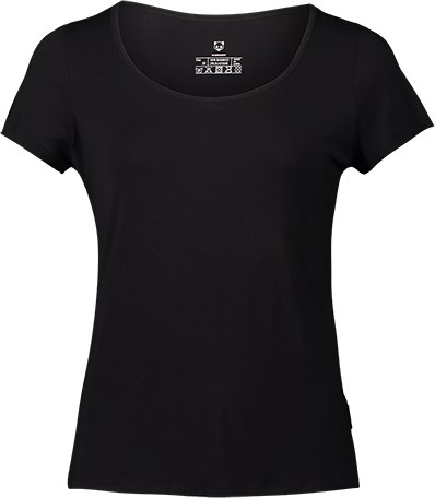En vanlig svart T-shirt med kort ärm och utan design eller text, visas på en enkel bakgrund.