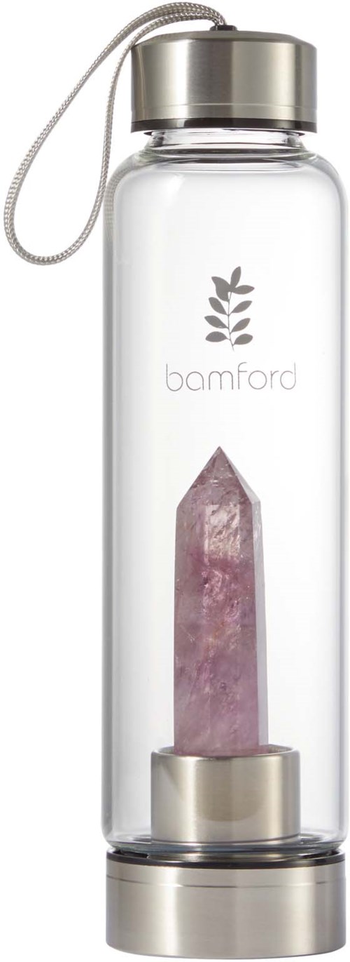 En gjennomsiktig beholder med en rosa krystall inni, merket 'bamford'. Den har lokk i sølv og et håndtak.