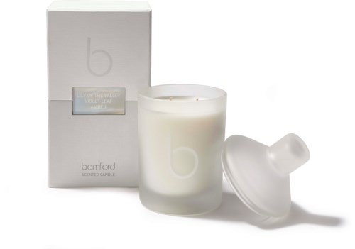 Ett vitt doftljus med glasbehållare och lock, och en box bredvid, märkt "bonfard."