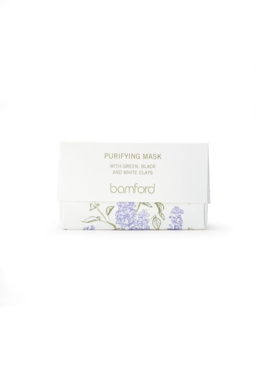 En hvit boks med tekst som viser en hudpleieprodukt kalt "Purifying Mask" av Bomford, med blomsterdesign.