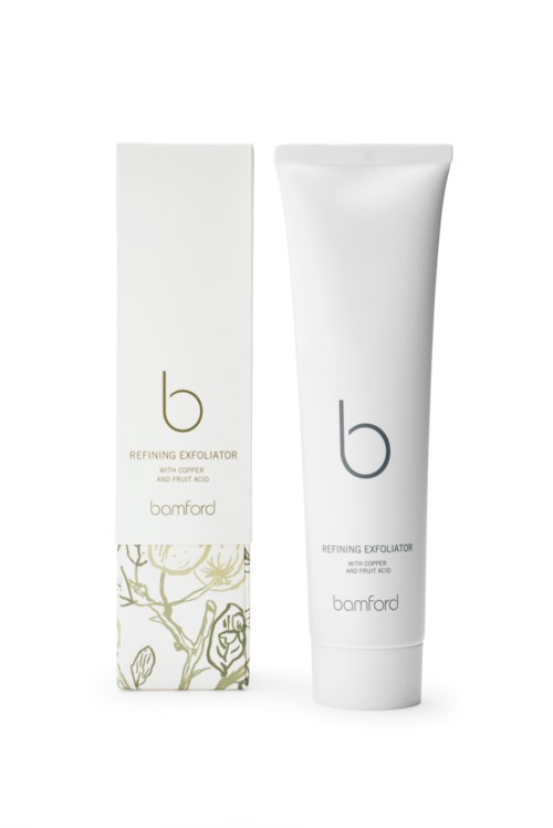 En hvit tube og eske med enkelDesign, merket 'Refining Exfoliator' av Bamford, for hudpleie.
